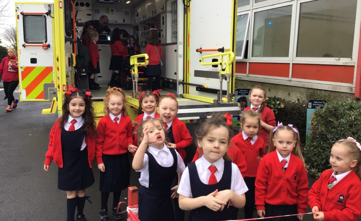 Primary one pupils posed outside of NIAS ambulance